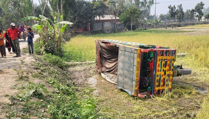 সিরাজগঞ্জে বাসচাপায় গৃহবধু নিহত
